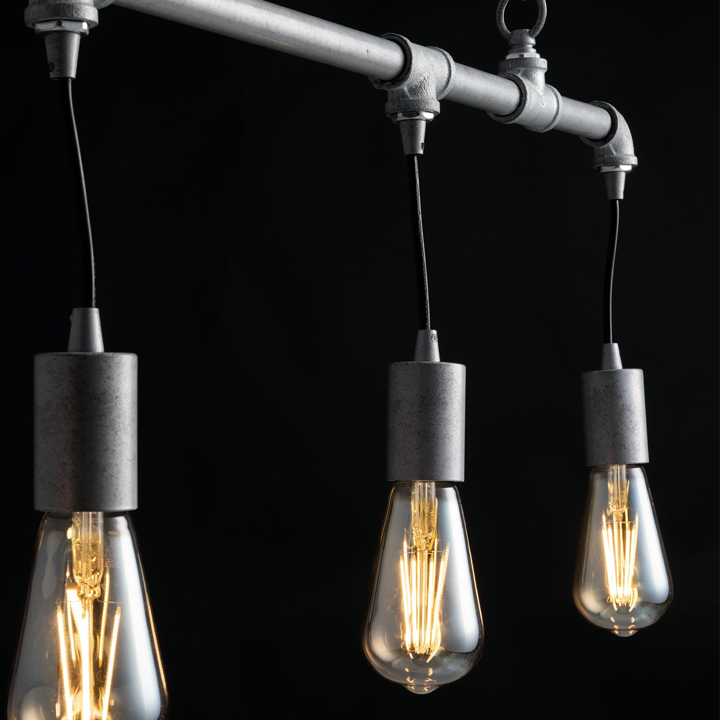 Sospensione 4 luci metallo effetto zincato stile tubi e rubinetti 4XE27 non incl. AMARCORD Sospensione 4 luci metallo effetto zincato stile tubi e rubinetti 4XE27 non incl. AMARCORD
